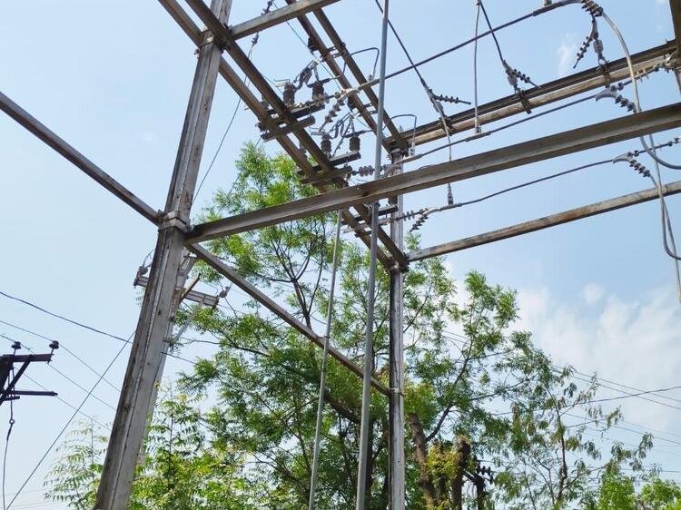 Electrical structure carrying conductors and insulators
