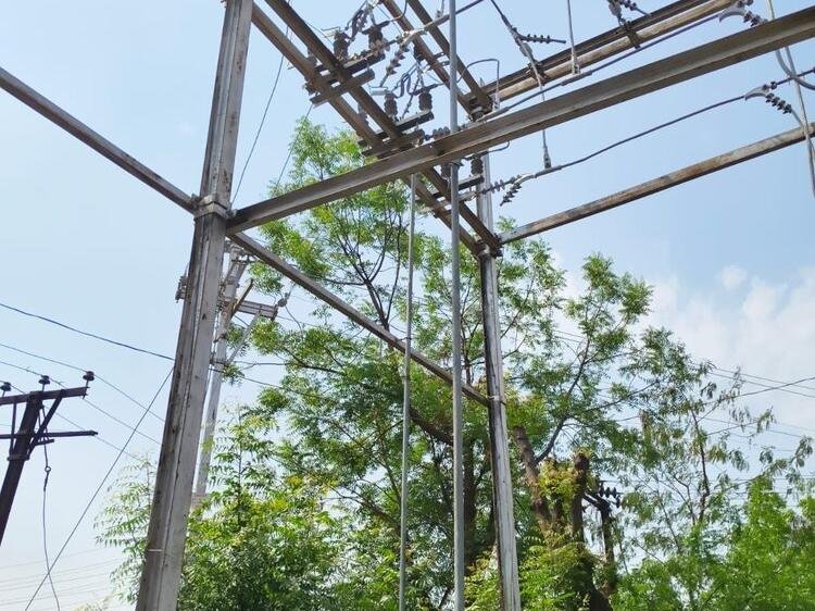 Power distribution structure with cross-arms and line hardware